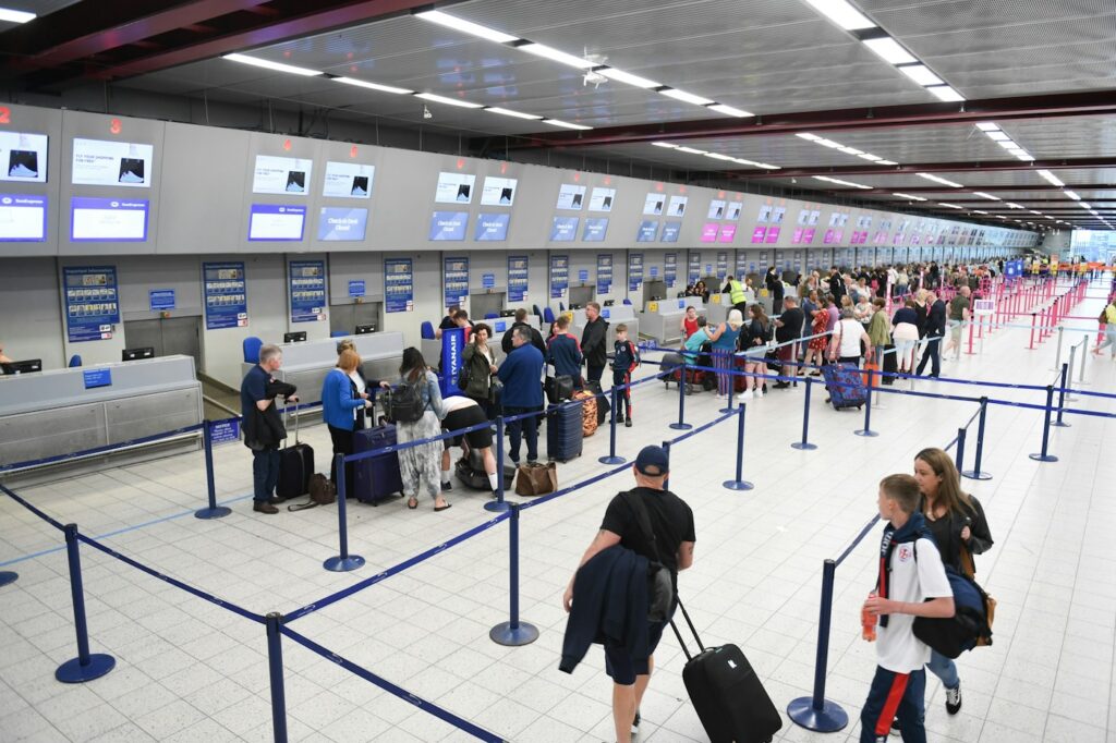 Viajeros en aeropuerto, sistema europeo de entradas y salidas EES