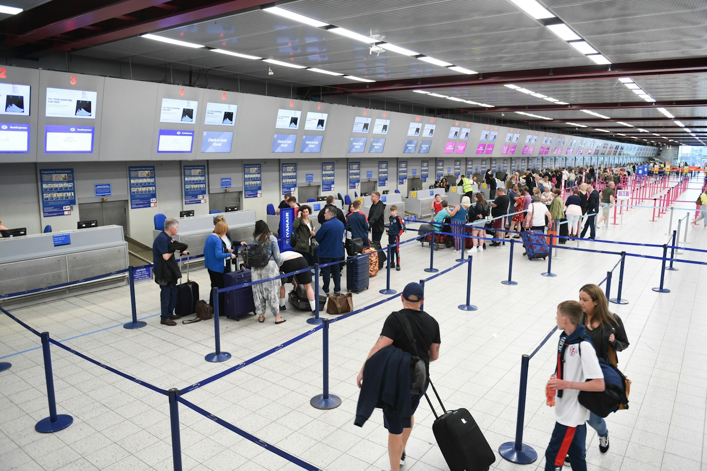Viajeros en aeropuerto, sistema europeo de entradas y salidas EES