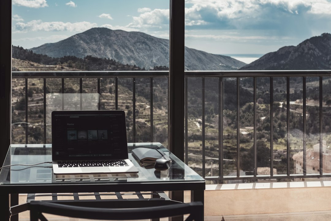 Profesional trabajando en remoto desde España - Visa Nómada Digital
